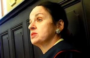 Sędzia zasłoniła oczy mediom. Policjanci rzekomo pokrzywdzeni ani prokurator nie przyszli do sądu. Ciąg dalszy sądowej tragifarsy w sprawie Bożeny Zalewskiej