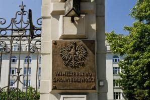 Ministerstwo Sprawiedliwości i Prokuratura Generalna gotowe są sprawdzić zasadność wyroków, które zapadają w procesie wytoczonym przez  trzech policjantów pracodawczyni z Kłodzka