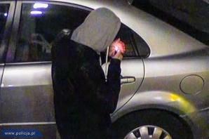 Bydgoszcz: Na oczach kamer nabił sobie lufkę i zapalił! 