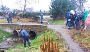 [VIDEO]: Tajemnicze zaginięcie Danuty Wielochy: Nagle zgasł prąd, nagle odnalazły się dokumenty, portfel i telefon? Kto jest na zdjęciu z fotoradaru?
