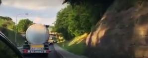 [VIDEO] Z ostatniej chwili: Naczepa TIRa rozpadła się na drodze, jak papierowa konstrukcja 