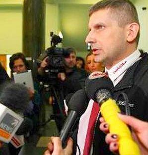 [VIDEO] W Sądzie Okręgowym w Radomiu po 5 latach, 3 zawodowych sędziów nie uznało opinii biegłego, że rolnik bez palca i z 3 pokrzywionymi NIE MÓGŁ wyraźnie podpisać się na dokumencie. Nie przesłuchali biegłej wskazującej na fałszerstwo sołtys wsi Sucha!