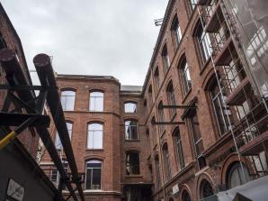 Wiecha zawisła nad budynkiem Teal Office