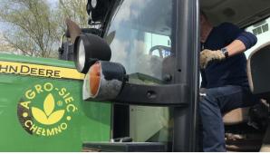 [VIDEO] Zepsuty i okradziony ciągnik wart 600 tysięcy odzyskali rolnicy spod Słupska z warszawskiego parkingu BGŻ BNP PARIBAS. Drugi ciągnik i ładowarkę już wywieźli ze stolicy. Pomoc udręczonym rolnikom zaoferował Jarosław Kaczyński!