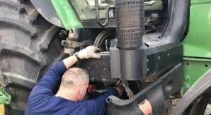 [VIDEO] Zepsuty i okradziony ciągnik wart 600 tysięcy odzyskali rolnicy spod Słupska z warszawskiego parkingu BGŻ BNP PARIBAS. Drugi ciągnik i ładowarkę już wywieźli ze stolicy. Pomoc udręczonym rolnikom zaoferował Jarosław Kaczyński!