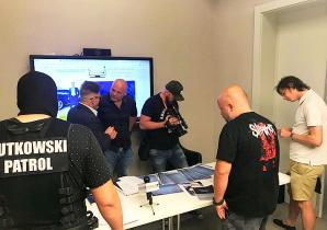 [VIDEO]Ukrywający się w Bratysławie Robert Z. wyłudził 2 mln Euro od polskiego biznesmena. Rutkowski, który przed laty, narażając życie, doprowadził do rozbicia słowackiej mafii i ujęcia jej bossa Mikulasza C. ps. MIKI - zabójcy 30 osób - obecnie ostrzega 