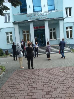 Bohaterowie na ławie oskarżonych! Społeczeństwo wspiera ich w budynku sądu! Czy mediacja z wójtem Stanisławem Cz. zakończy koszmar konfliktów i chrześcijańskie dobro wróci do Trzeszczan?