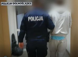 Policjanci zatrzymali mężczyznę, który wybijał młotkiem szyby w zaparkowanych samochodach