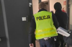 Pijany kierowca TIR-a niósł w ręku butelkę wódki