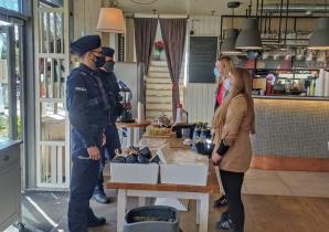 Kontrole lokali gastronomicznych – policjanci ujawniają przypadki łamania obostrzeń