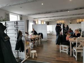 Kontrole lokali gastronomicznych – policjanci ujawniają przypadki łamania obostrzeń