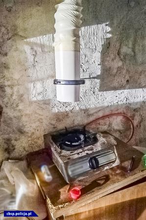 [VIDEO] Laboratorium metamfetaminy ukryte było pod kojcem dla PSÓW