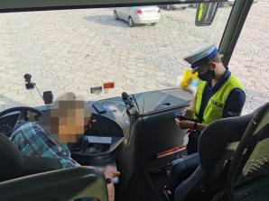 Mundurowi kontrolują autobusy