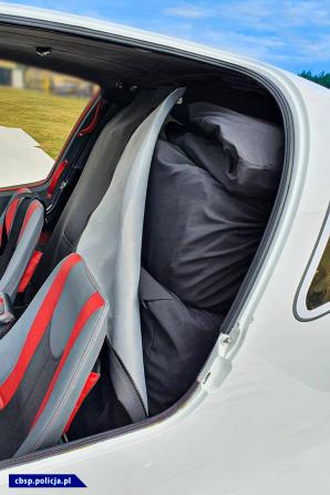 Awionetka miała służyć do przemytu narkotyków z Hiszpanii do Polski - CBŚP i PK przejęły marihuanę i samolot