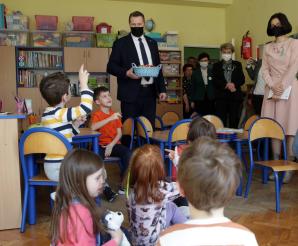 [VIDEO] Uczyć się to wasz obowiązek na kolejne miesiące – powiedział szef MEiN w SP nr 7 w Lublinie, gdzie spotkał się zarówno z polskimi uczniami, jak również z przyjętymi do szkoły dziećmi z Ukrainy