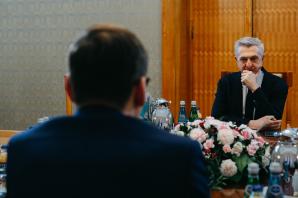 Z Genewy przyjechał Wysoki Komisarz Organizacji Narodów Zjednoczonych ds. Uchodźców. W Warszawie rozmawiał z premierem Mateuszem Morawieckim
