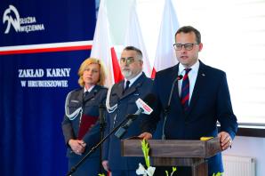 Minister Sprawiedliwości wyróżnił funkcjonariuszy Służby Więziennej za pomoc uchodźcom z Ukrainy