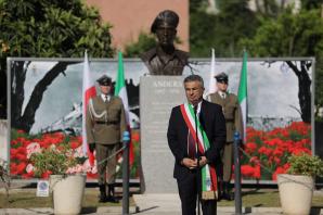 Generał Anders – najlepszy dowódca, kochany i podziwiany przez swoich żołnierzy. Piotr Gliński przed popiersiem generała Władysława Andersa w miejscowości Cassino 