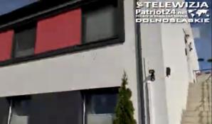 [VIDEO] Inwestorzy ze Smolca pod Wrocławiem gnębieni przez sąsiada, też inwestora. Tworzy śmietnisko, zagrożenie dla zdrowia dzieci, ryzyko pożarowe w centrum osiedla. I bezkarnie, absurdalnie obchodzi prawo!