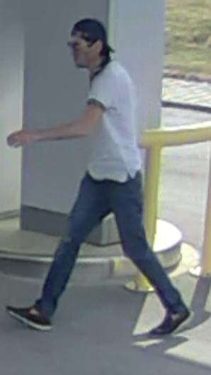 [VIDEO] RUTKOWSKI W AKCJI: Śmiała  kradzież 43 tys. Euro z kabiny busa na stacji paliw w Pniewach woj. mazowieckie. Wszystko nagrały kamery