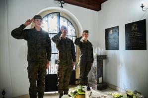Żołnierze Ośrodka Reprezentacyjnego Wojsk Obrony Terytorialnej odwiedzili grób biskupa Edwarda Materskiego, bohatera Powstania Warszawskiego.