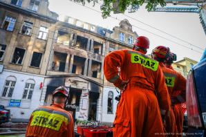 Pożar kamienicy w Poznaniu - na miejsce zdarzenia udał się wiceminister Wiesław Leśniakiewicz