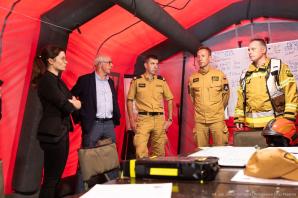 Pożar kamienicy w Poznaniu - na miejsce zdarzenia udał się wiceminister Wiesław Leśniakiewicz