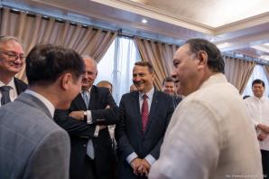 O bezpieczeństwie, współpracy w obszarze przemysłu obronnego i współpracy militarnej Wiceminister Obrony Narodowej na Filipinach