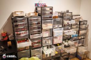 [VIDEO] Nielegalnie produkowali i sprzedawali przez Internet leki. CBŚP zatrzymało 11 osób