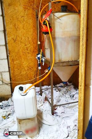 [VIDEO] Połączone siły pozwoliły zlikwidować kolejną fabrykę narkotyków. Zabezpieczono 204 kilogramy klefedronu