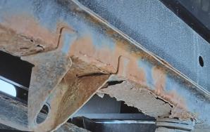 [VIDEO] Kto popełnił przestępstwa? Diagnosta czy może kierowca zardzewiałego busa przy bierności policji i inspektorów ITD?