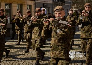 Żołnierze Ośrodka Reprezentacyjnego wspierają Światowy Dzień Świadomości Autyzmu.