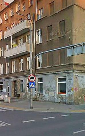 Przechodząc obok kwiaciarni postanowił zabrać wazon i kwiaty