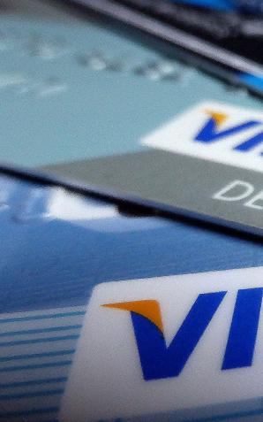 Polacy coraz częściej rezygnują z płacenia gotówką