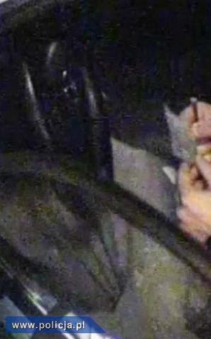 Bydgoszcz: Na oczach kamer nabił sobie lufkę i zapalił! 