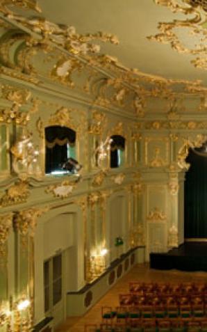 Przecierali oczy ze zdumienia - nagi mężczyzna spał na balkonie… w teatrze