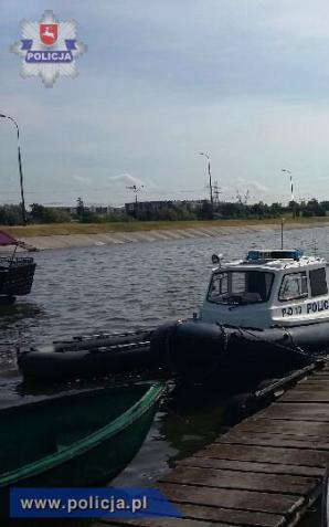 Policjanci uratowali z zalewu matkę i jej 6-letnią córkę