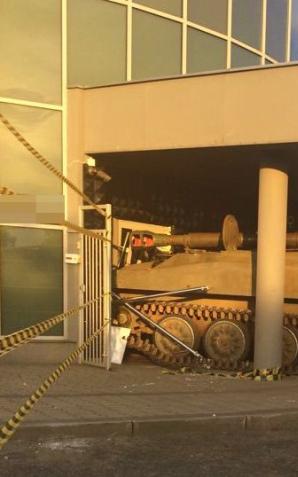 Haubica wjechała w budynek dyskoteki! 