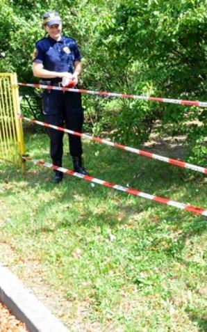 Strażnicy miejscy kontrolują otoczenie szkół