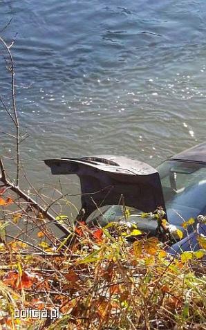 Policjanci uratowali kierowcę osobówki