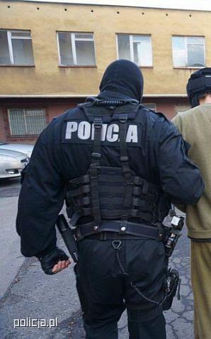 Katowice: Sprawca napadu z bronią na salon jubilerski trafił do aresztu