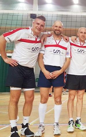 Policyjni siatkarze reprezentujący drużynę KWP w Olsztynie na drugim stopniu podium