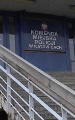 Pedofil nagrany kamerą z monitoringu w rękach policjantów