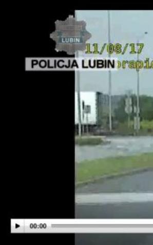 [VIDEO] Poszukiwany motocyklista zatrzymany przez policjantów po pościgu