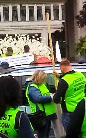 Panie ministrze, zabierając nam rekompensaty wodno-środowiskowe niszczy Pan polskie stawy, polską przyrodę, polskie rybactwo! Protest hodowców karpia w centrum Warszawy 