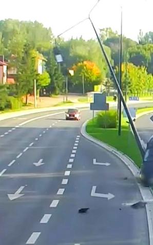 [VIDEO] Olsztyn: Po groźnej kolizji auta wylądowały jedno na drugim. 28-latek stracił prawo jazdy
