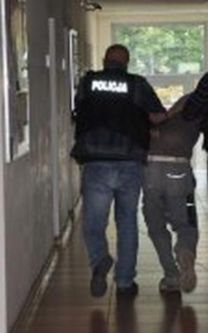 Serwer na Seszelach, konto w Irlandii, IP na Wyspach Kanaryjskich. 36-latek i jego partnerka aresztowani za sprzedaż nielegalnych kluczy do Microsoft