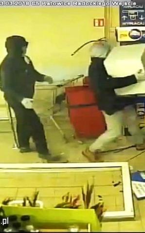 Katowice: Wjechali do sklepu samochodem. Okradli kantor i uciekli. Szuka ich policja