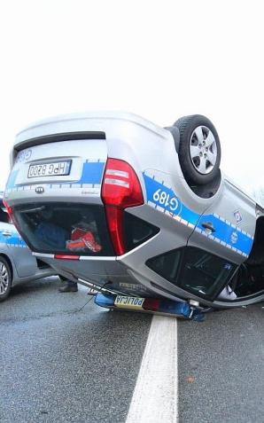 Wypadek w Katowicach. Radiowóz jadący na czele kolumny delegatów MSZ przedstawicieli Botswany prawdopodobnie wpadł w poślizg i dachował