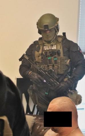 [VIDEO] Pseudokibice podejrzani m.in. o przemyt narkotyków, wymuszenia rozbójnicze, groźby, pobicia ...